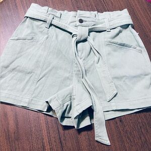 Universal Thread Women's Belted Cargo Shorts - Light Green